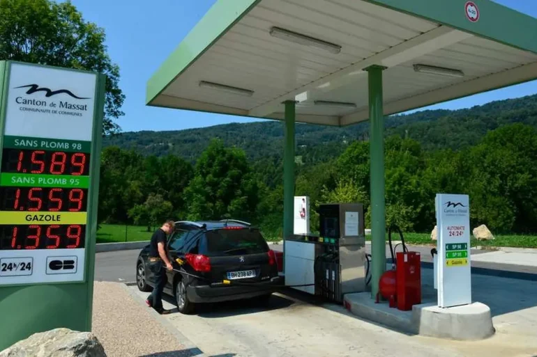 Affichage des prix du carburant et terminal pétrolier — 2025.
