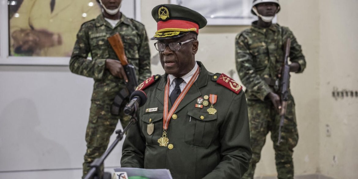 Le général Horta N’Tam, nouvel homme fort de la Guinée-Bissau, investi Président de la Transition pour une durée d’un an.