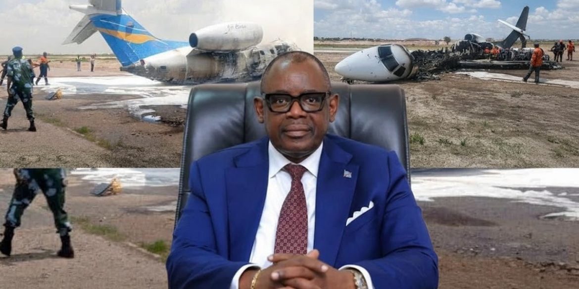 Avion ERJ145 en feu à l’aéroport de Kolwezi entouré des équipes de secours après l’accident du 17 novembre 2025.