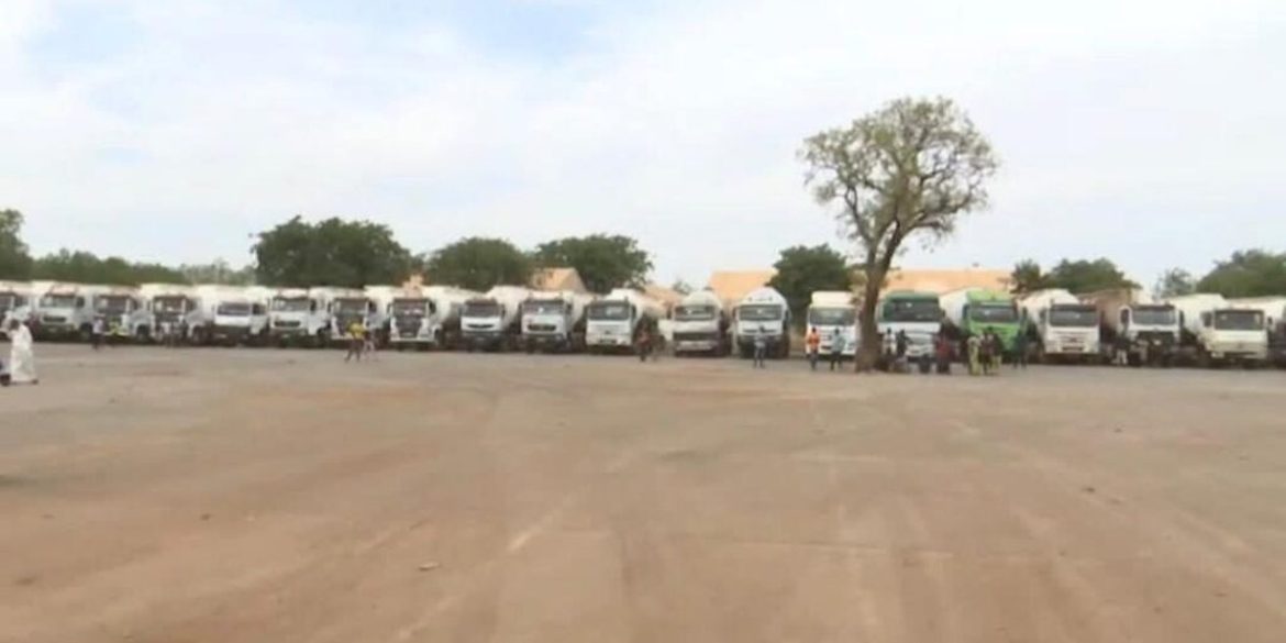 Le Niger offre 82 camions citernes de carburant au Mali