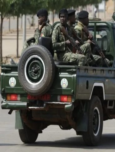 Guinée-Bissau Embaló officiellement arrêté mais toujours joignable le coup d’État qui intrigue