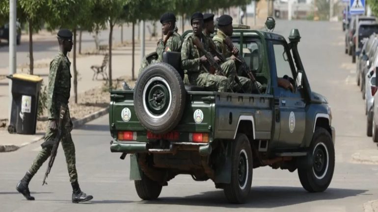 Guinée-Bissau Embaló officiellement arrêté mais toujours joignable le coup d’État qui intrigue