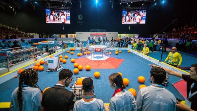 Équipe de robotique du Burkina Faso célébrant sa médaille d’or à la FIRST Global Robotics Challenge 2025 à Panama.