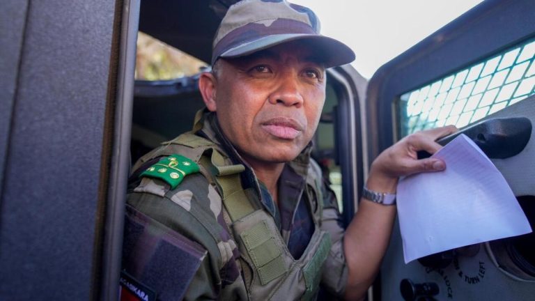 Madagascar Michaël Randrianirina promet de garder seulement son salaire de colonel