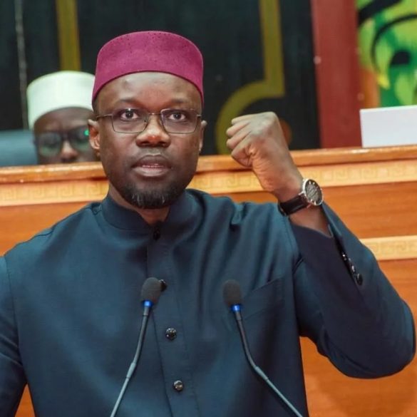 Ousmane Sonko devant l’Assemblée nationale, dénonçant une « combine » derrière le coup d’État en Guinée Bissau et réclamant la poursuite du processus électoral.