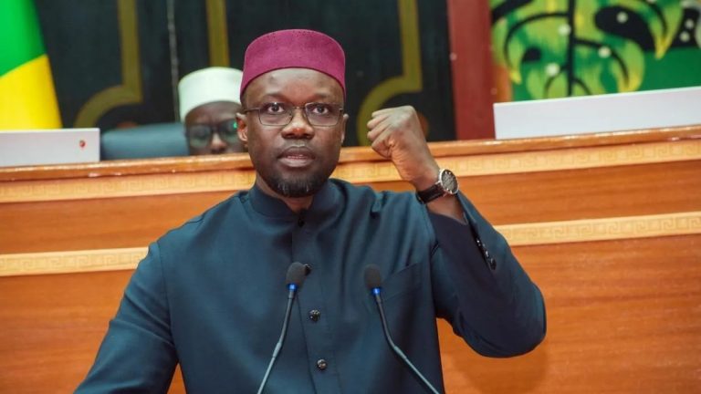 Ousmane Sonko devant l’Assemblée nationale, dénonçant une « combine » derrière le coup d’État en Guinée Bissau et réclamant la poursuite du processus électoral.