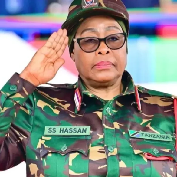 La présidente tanzanienne Samia Suluhu Hassan, en tenue militaire, au centre d’une polémique sur les nominations au sein de son gouvernement.