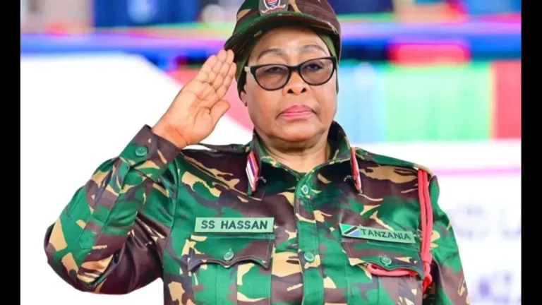 La présidente tanzanienne Samia Suluhu Hassan, en tenue militaire, au centre d’une polémique sur les nominations au sein de son gouvernement.