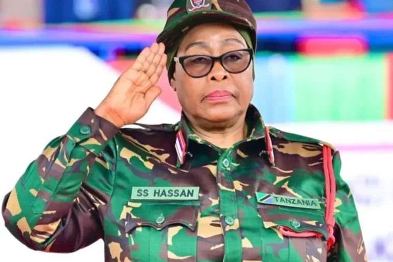 La présidente tanzanienne Samia Suluhu Hassan, en tenue militaire, au centre d’une polémique sur les nominations au sein de son gouvernement.