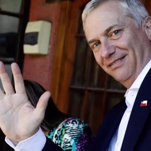 José Antonio Kast célèbre sa victoire à la présidentielle chilienne devant ses partisans.