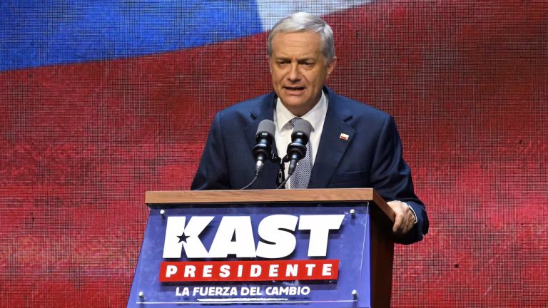 Le président élu José Kast prononce son discours de victoire en promettant un Chili plus sûr.