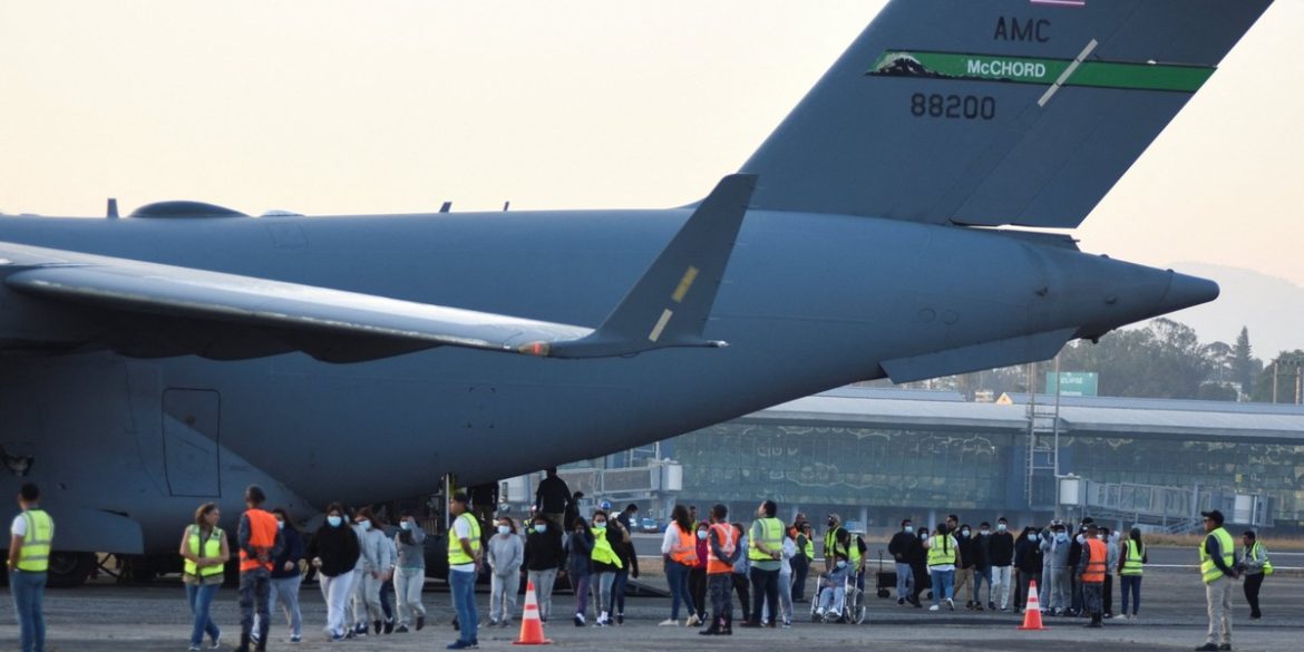Trump commande des Boeing 737 pour expulser plus vite les sans-papiers