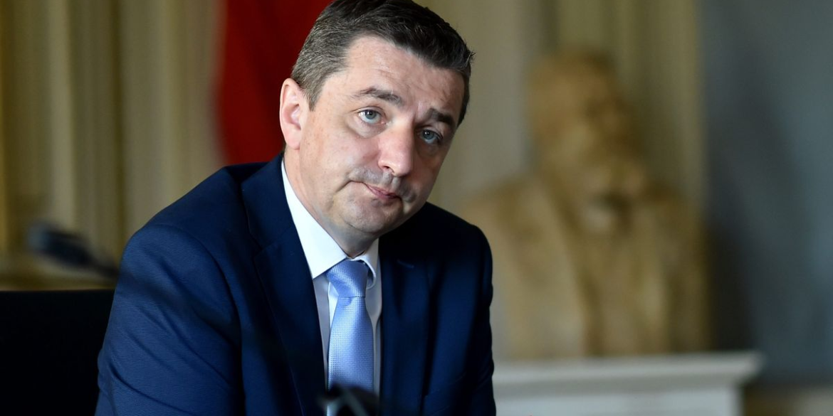 Gaël Perdriau sous son écharpe de maire de Saint-Étienne.