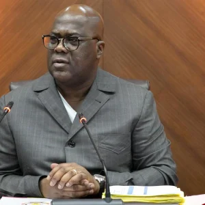 Félix Tshisekedi au bureau, illustrant une déclaration relayée après un sommet en Ouganda.