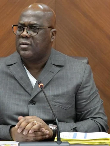 Félix Tshisekedi au bureau, illustrant une déclaration relayée après un sommet en Ouganda.