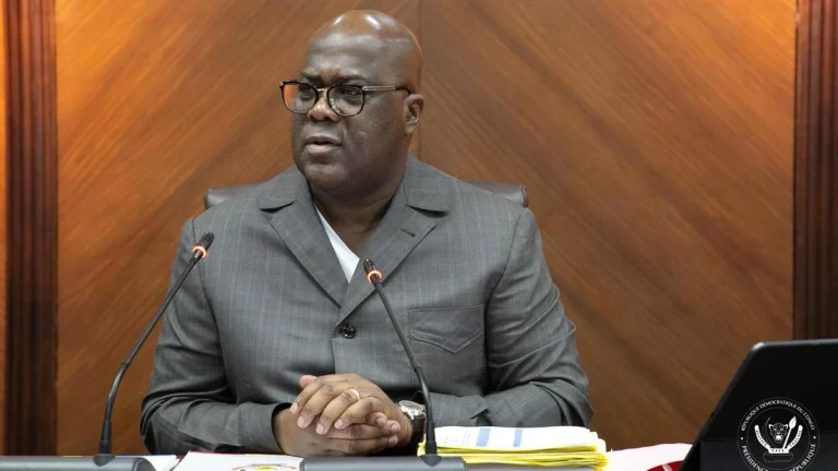 Félix Tshisekedi au bureau, illustrant une déclaration relayée après un sommet en Ouganda.