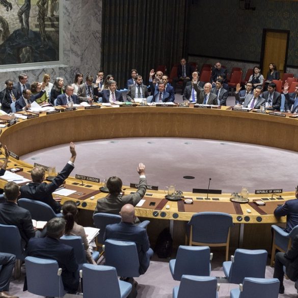 Salle du Conseil de sécurité de l’ONU pleine à craquer alors que les crises mondiales s’enchaînent sans solution durable.