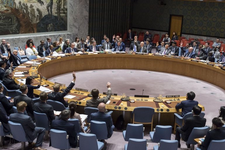 Salle du Conseil de sécurité de l’ONU pleine à craquer alors que les crises mondiales s’enchaînent sans solution durable.