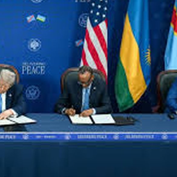 Donald Trump et les dirigeants de la RDC et du Rwanda affichent le nouvel accord de paix signé devant les caméras.