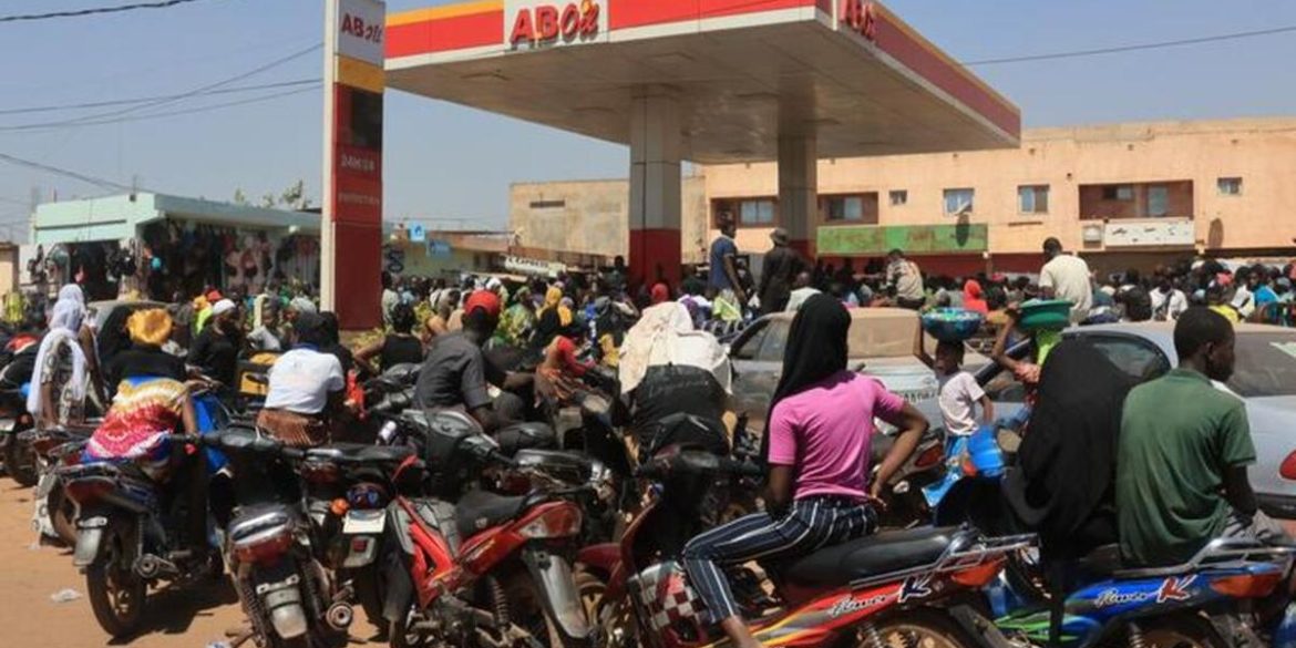 File de véhicules devant une station-service de Bamako après le retour de l’essence.