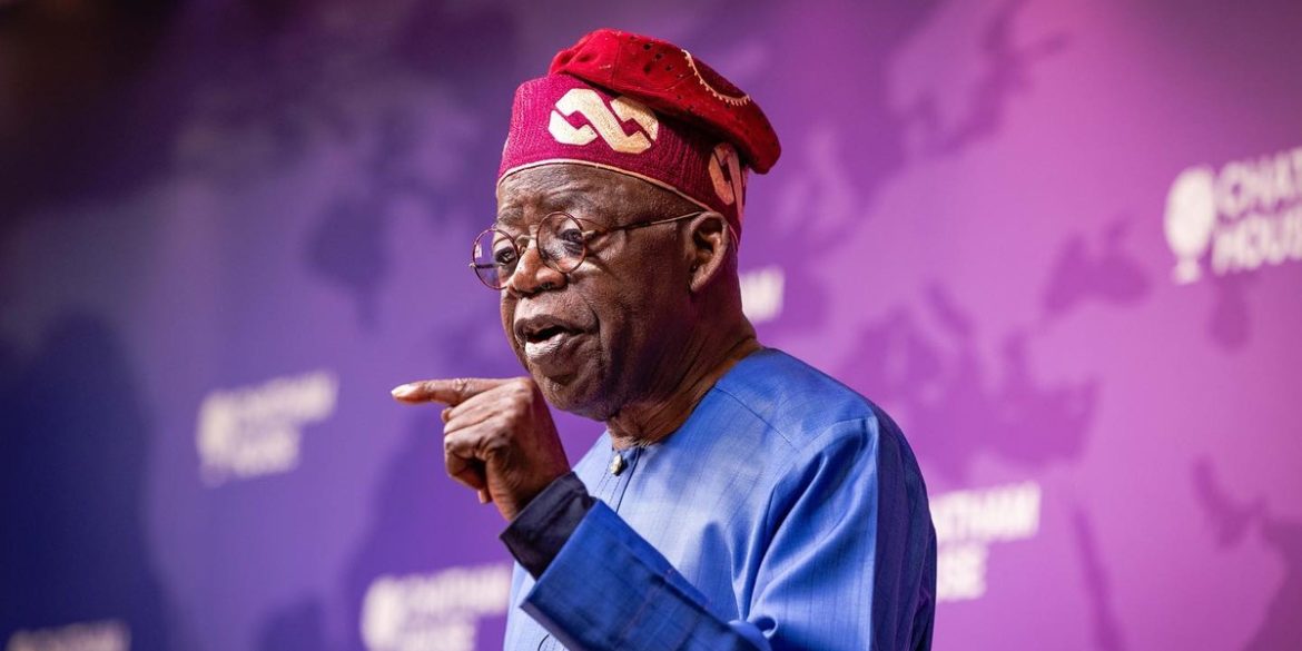 Le président nigérian Bola Tinubu lors d’une réunion gouvernementale à Abuja, au moment où il annonce la fin des escortes policières pour ses ministres.