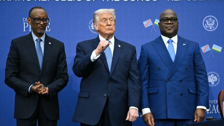 Donald Trump lors de son discours du 9 décembre 2025, au cours duquel il revendique la fin de la guerre entre la RDC et le Rwanda et évoque l’exploitation des minerais congolais.
