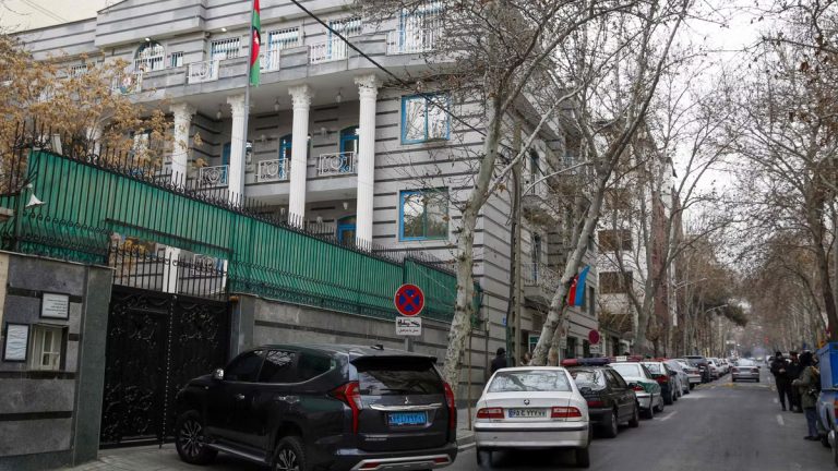À Bakou, trois suspects ont été arrêtés avant une attaque présumée contre une ambassade étrangère.