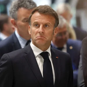 Emmanuel Macron veut maintenir son projet malgré le revers infligé par le Conseil constitutionnel.
