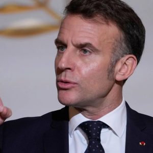 Emmanuel Macron à l’Élysée, où se tient le Conseil de défense convoqué en urgence à 8h00.