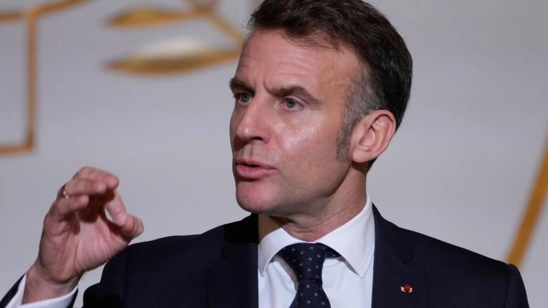 Emmanuel Macron à l’Élysée, où se tient le Conseil de défense convoqué en urgence à 8h00.