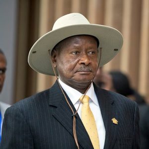 Le président Yoweri Museveni et l’opposant Bobi Wine au cœur d’un bras de fer politique sous tension.