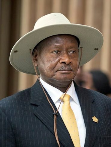 Le président Yoweri Museveni et l’opposant Bobi Wine au cœur d’un bras de fer politique sous tension.