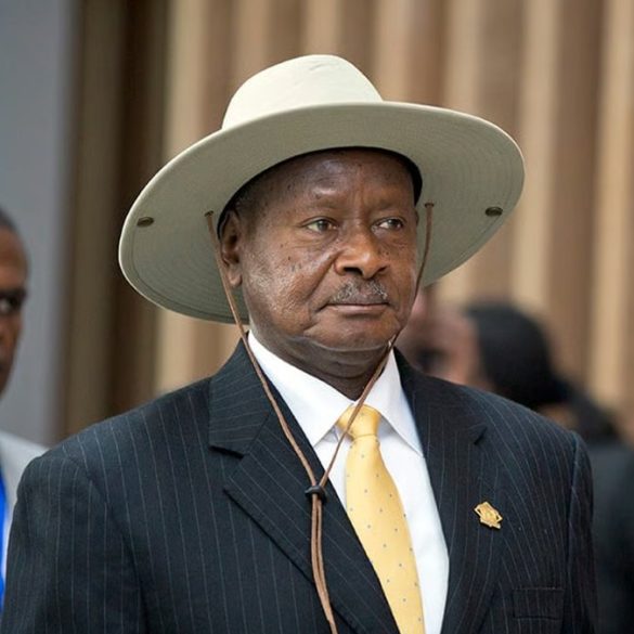 Le président Yoweri Museveni et l’opposant Bobi Wine au cœur d’un bras de fer politique sous tension.