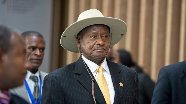 Le président Yoweri Museveni et l’opposant Bobi Wine au cœur d’un bras de fer politique sous tension.
