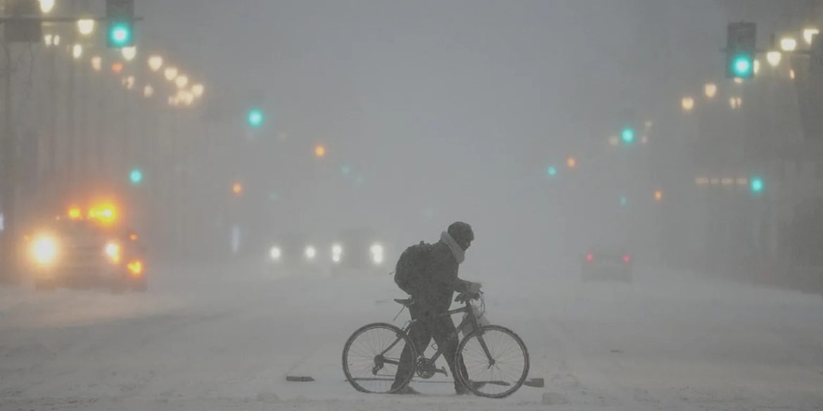 Neige et verglas sur une large partie des États-Unis, avec des autorités en alerte maximale.