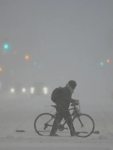 Neige et verglas sur une large partie des États-Unis, avec des autorités en alerte maximale.