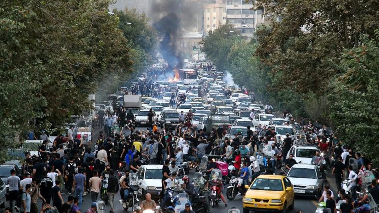 Des manifestations se poursuivent en Iran, sur fond de répression et de bilans humains contestés.