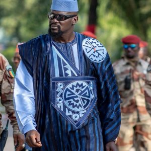 Mamadi Doumbouya annoncé élu président de la Guinée avec 86,72 pour cent des suffrages.