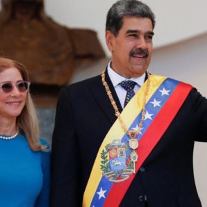 Nicolás Maduro au Venezuela. La Suisse annonce le blocage préventif de ses éventuels avoirs sur son territoire.