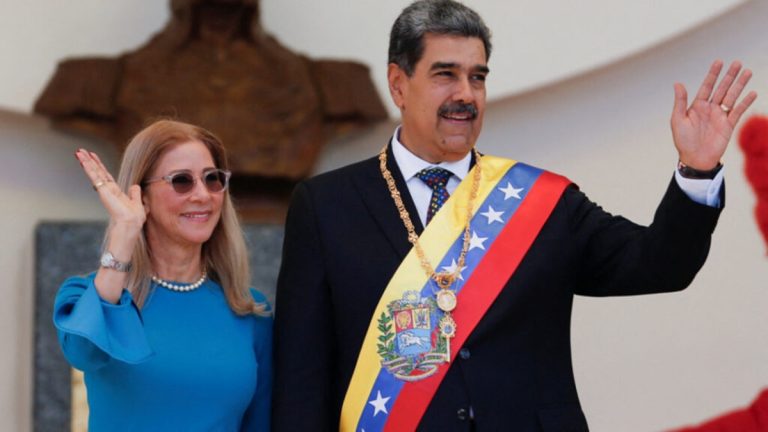 Nicolás Maduro au Venezuela. La Suisse annonce le blocage préventif de ses éventuels avoirs sur son territoire.