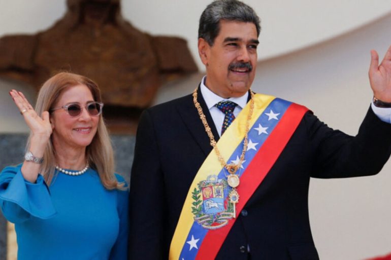 Nicolás Maduro au Venezuela. La Suisse annonce le blocage préventif de ses éventuels avoirs sur son territoire.