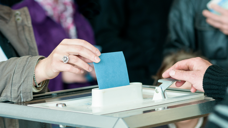 Urnes et bulletins de vote, une année 2026 chargée en scrutins présidentiels en Amérique latine et dans les Caraïbes.