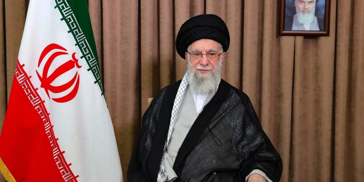 Ali Khamenei lors d’une prise de parole, au moment où il accuse Donald Trump d’être responsable des troubles en Iran.