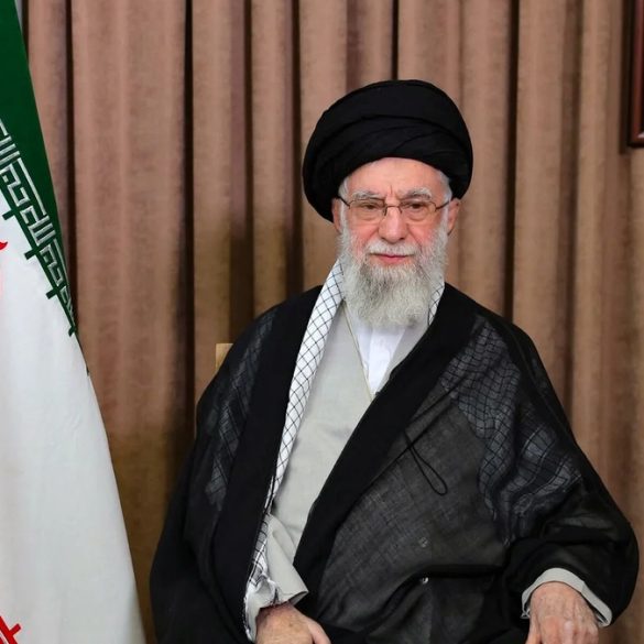 Ali Khamenei lors d’une prise de parole, au moment où il accuse Donald Trump d’être responsable des troubles en Iran.