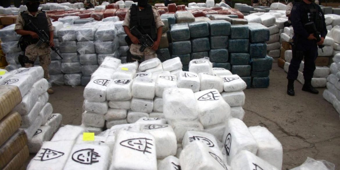 Des autorités vénézuéliennes présentent une saisie de drogue après une opération dans l’État de Bolívar.