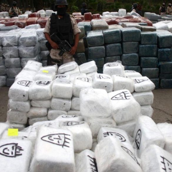Des autorités vénézuéliennes présentent une saisie de drogue après une opération dans l’État de Bolívar.