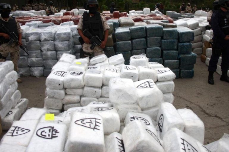 Des autorités vénézuéliennes présentent une saisie de drogue après une opération dans l’État de Bolívar.