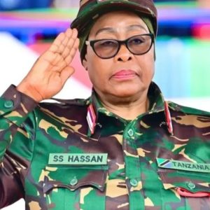 Samia Suluhu Hassan au centre d’une polémique après une désignation controversée relayée sur les réseaux.