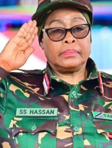 Samia Suluhu Hassan au centre d’une polémique après une désignation controversée relayée sur les réseaux.