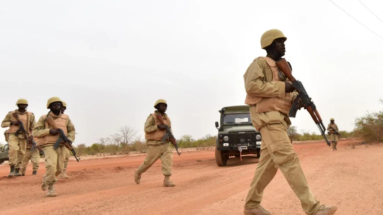 Au Burkina Faso, l’extradition de Paul-Henri Damiba s’accompagne d’une reprise en main et de changements internes au sein de l’armée.